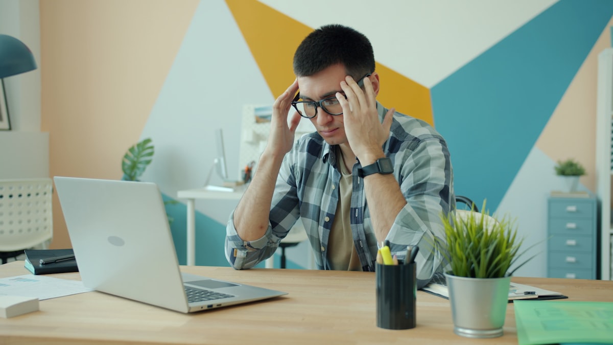 Website-eigenaar achter een laptop na de ontdekking dat de Joomla site gehackt is