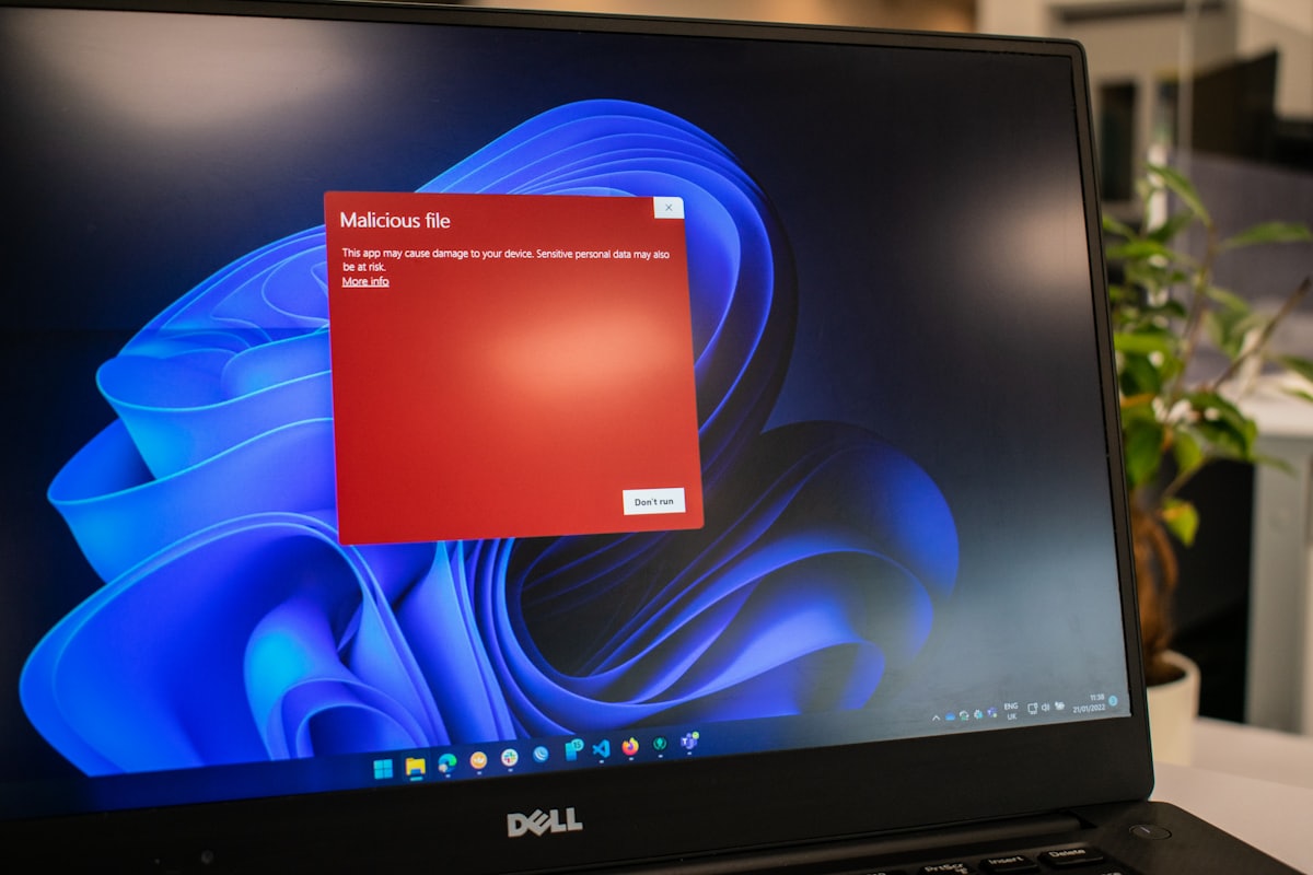 Laptop met een rood waarschuwingsscherm na een gehackte website