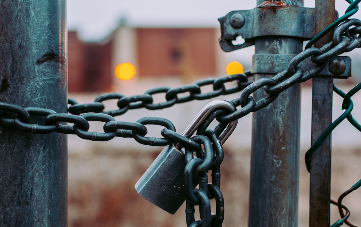 Stalen hangslot als beeld voor het dichtzetten van een Joomla website